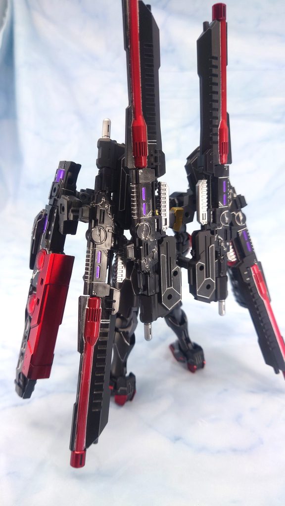 斜め後ろから。クセというか好みというか、どうしても重武装にしたくなるためゴッテゴテですちなみにメインカラーはブラックですが使っているのはガイアノーツのニュートラルグレーⅤです。言われてもグレーではなくブラックに見えます。また、これのほうが各部の輪郭が分かりやすいので、多分今後もブラックはこの色です