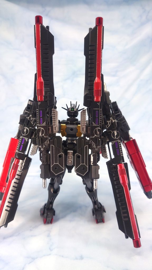 後ろから。どう考えても後ろに重心が偏り過ぎてて倒れそうですが、肩部武装が意外と重いためつり合いが取れておりなかなか倒れることはありません。倒れそうになっても下に向けている砲身が支えになります