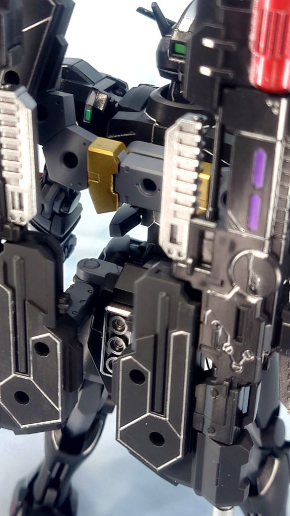 背中は30mmのOPセット19マルチシールドのバックパック基部、お尻はエアリアルのライフルジョイントパーツを介してコトブキヤのジョイントセットを多用して接続していますお尻ジョイントの中心が空いていたので30mmのOPセット15マルチバーニアを付けています