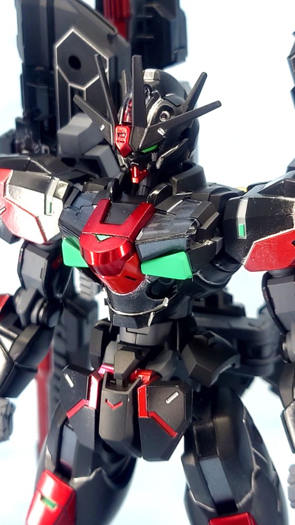今回もクリアパーツ裏はシルバーで塗装していますそして気づく人は気づくと思いますが、撮影中フロントアーマーが爆散しました。組み直しましたが、フロント中央のパーツを戻すのを完全に忘れていました。この後の画像の大半が外れたままです