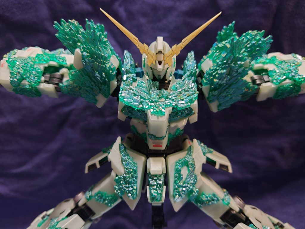 ホロブルーで結晶部分を塗装しましたが、下地の成型色がグリーンなので、青くなりすぎず、程よくいい感じの緑色の発色になったと思います！