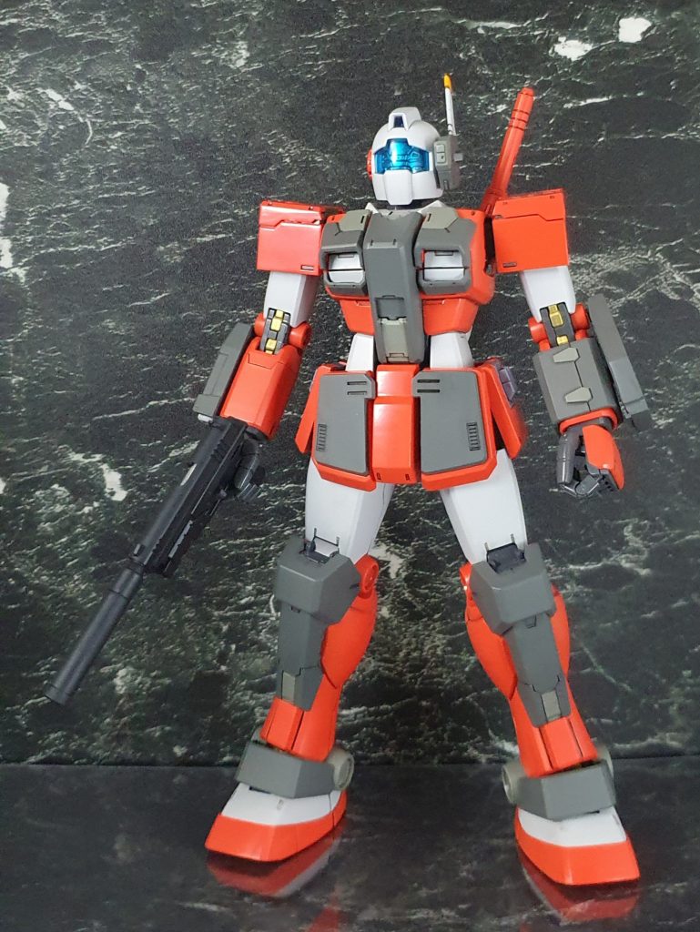 《改造点》【頭部】MG ジムの頭部バルカンを埋め、左側にMG ストームブリンカー系の余剰パーツで作った通信端末？を装着【胴体】MG アメイジングレッドウォーリアの胴体部を改造して使用【腕部】MG ジムスナイパーカスタムの腕部にORIGIN版ガンダムの物を加工した肩、フルアーマーガンダムっぽい篭手(？)を追加した【腰部】MG ジムスナイパーカスタムの物を加工して使用。【脚部】MG アメイジングレッドウォーリアの物に通常のジムの足首が付くように改造。【武器他】ジャンクから制作。サプレッサーっぽいバレルを装着したビームガンとした。