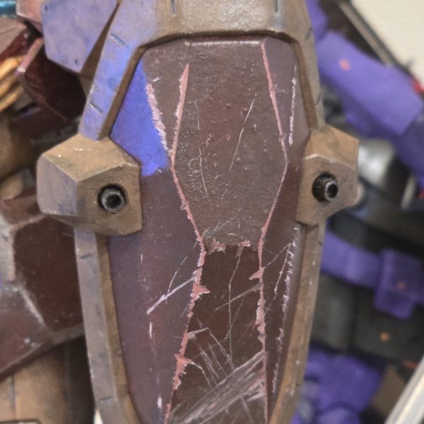 シールド上部の丸い穴は覗き窓？かと思ってくり貫いたところ、劇場版前作を見直してみるとガウマンが背面降下しながらバルカン砲らしきものがシールドから発射されるシーンがあったので、空けた穴を塞いでバルカン砲っぽくしてみた。てかシールドに銃火器って誘爆したらどーすんのって、ギャンシールドでさんざん云われたのにまだあったんだなと。