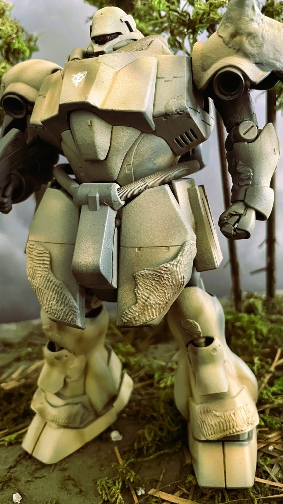 モノアイが良くわかるアングルからみるとギラドーガはやはりザク系のモビルスーツなのだなと再認識できます。左の握りこぶしはキット握り手の人差し指をくりぬいて別パーツを埋め込むイメージです。