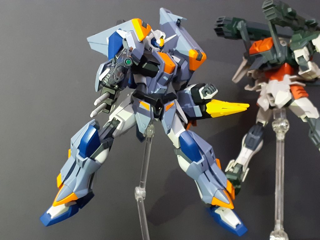 パッケージっぽく。ライトニングバスターは腰キャノン持たせるとポーズほぼ固定になるという致命的な弱点がありましたが、デュエルはアサルトシュラウド脱着や多彩な武装でプレイバリューが高いいいキットだと思います。