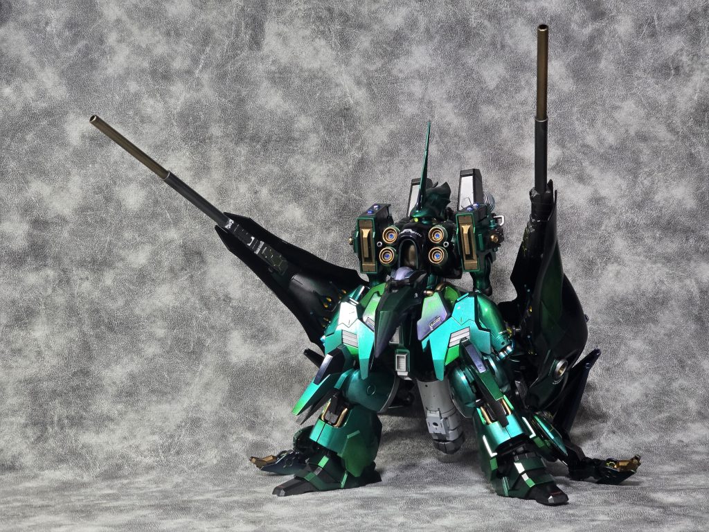 固定砲台としての運用も可能。指のビーム砲も前面を狙えるのでファンネルと合わせ中距離まで死角はありません。仮に接近されたとしても・・・