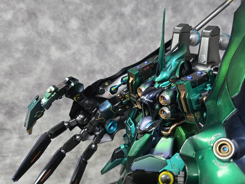 以上、クシャトリヤ・リーゼンアームでした！キャンディ塗装の色味が気に入らず、こちらで相談させていただいたり、撮影中アンテナが折れたりと、色々ありましたが自分が描いた形にはできたのかなと思います。今後も腕をあげて自分のかっこよいと思えるものを作りたいと思います！是非コメントで絡んでいただけると嬉しいです。ありがとうございました(gundam-kao3)