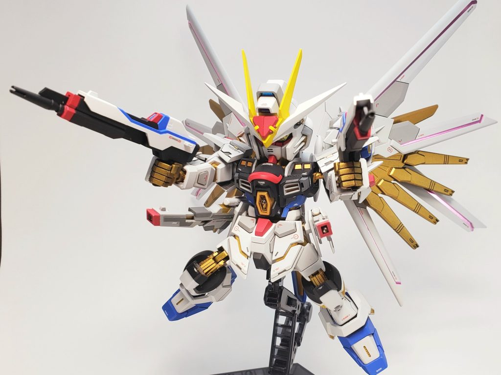 ポーズその2フォランスアスタレール砲は伸縮が可能です。また、砲口などにはメタルパーツを埋め込んであります。