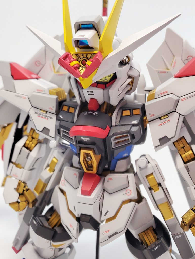 バストアップMGSDに出来るだけ近づけるため、カメラアイにディテールを追加してクリアイエローランナーから切り出してカバーしてます。