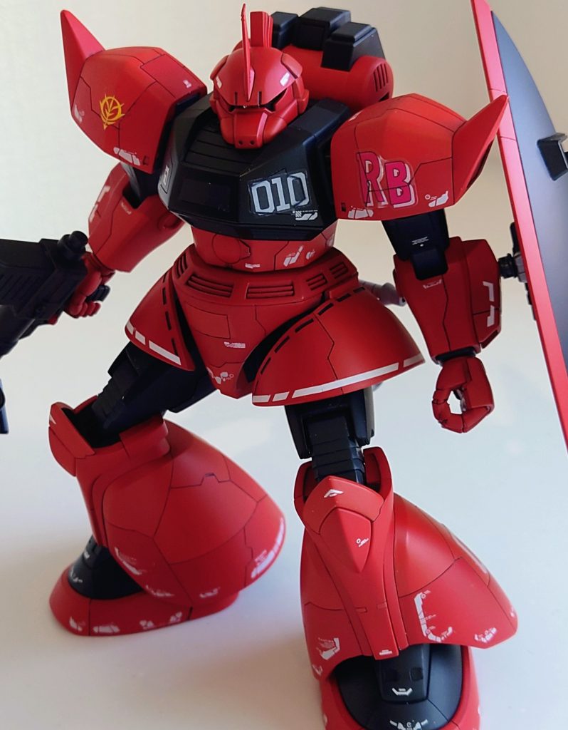 主な改造箇所としては、全体にスジボリ追加 頭部上下パーツ間にて幅増し ブレードアンテナ、モノアイパーツををディティールアップパーツに置き換え 脇を締められるように肩関節パーツ短縮加工 上腕部幅増し 上腕と前腕の肘関節の隙間短縮 胴体部を胸部内取付箇所にて延長 股関節幅増し 大腿部幅増しと延長 足首関節延長…だったかな？