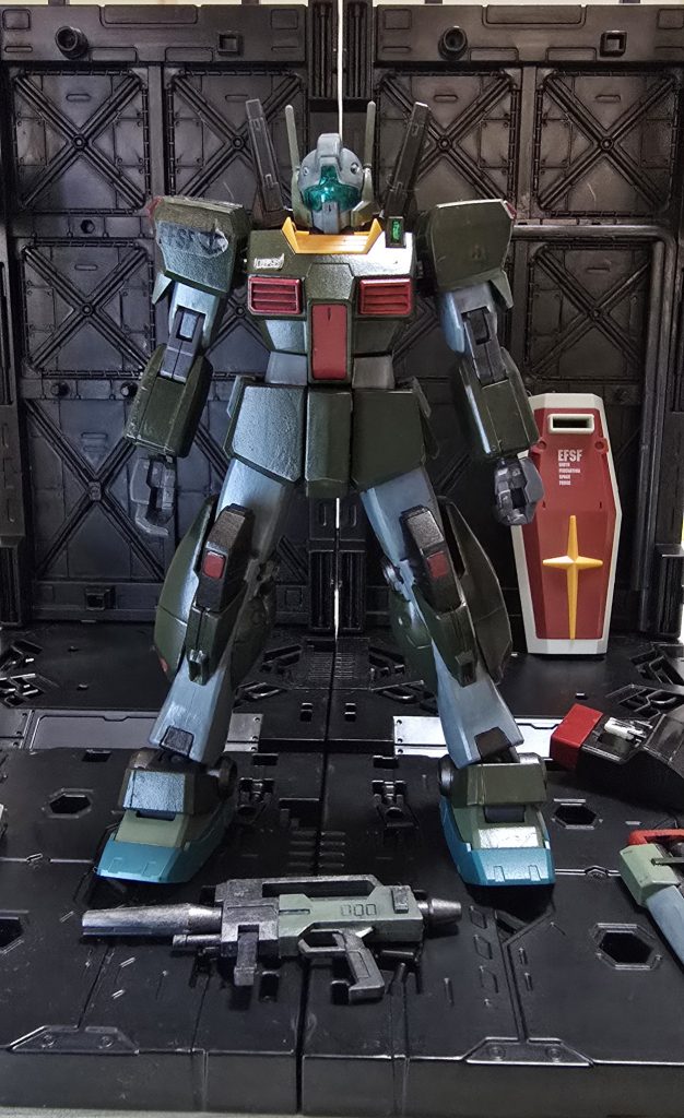 まずは、全武装パージ状態から。右肩の連邦シールが剥がれかけてる…デカールが欲しい(gundam-kao4)