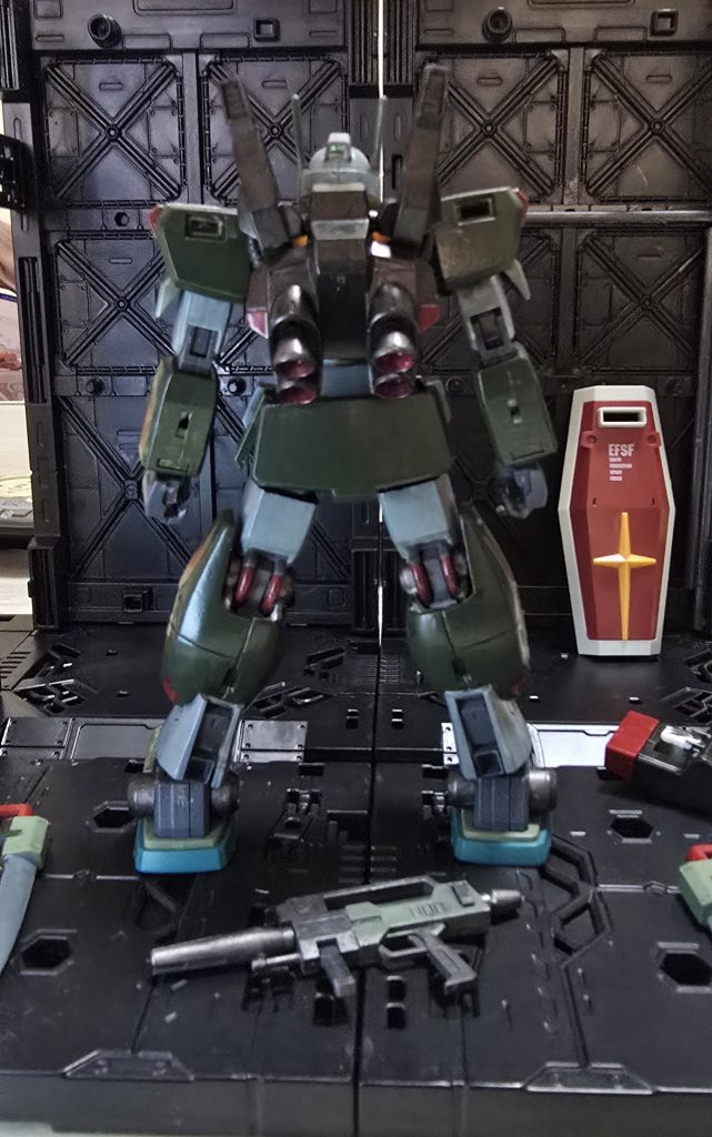 後ろ姿。濃緑色、明灰白色２、ライトグレーにあずき色。足先は成型色です(gundam-kao6)