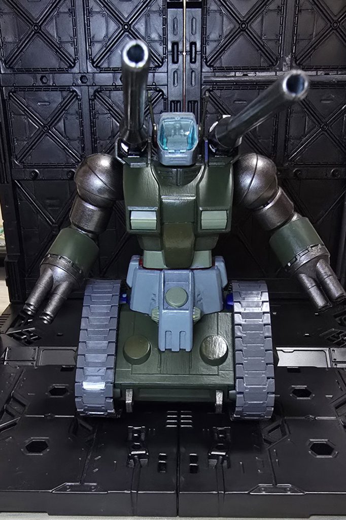 元旦には間に合わなかったガンタンク。しかも、自己解釈でリアルタイプカラーに。