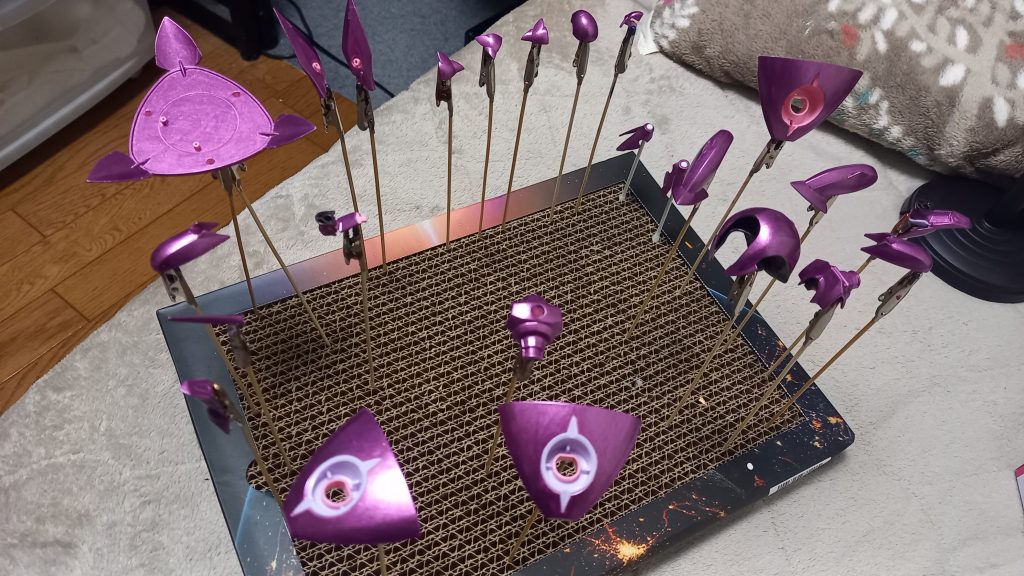 ざっくり塗った状態ベースの立つ部分は黒く塗るので塗る必要がなかったと後から気づきました