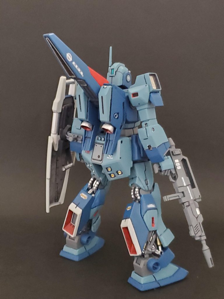 こちらは back shot になります~😆✨グリプス戦役時設定の機体として違和感のないよう配慮してバージョンアップしたつもりです🤭🎶今回画像は載せられませんでしたが、背面パーツは交換可能でノーマル状態にも戻せます👍️🎵これと同時にまだ手元になかったノーマルカラーのネモも制作いたしましたので、標準機との違いを見て頂きたいと思います😎✨