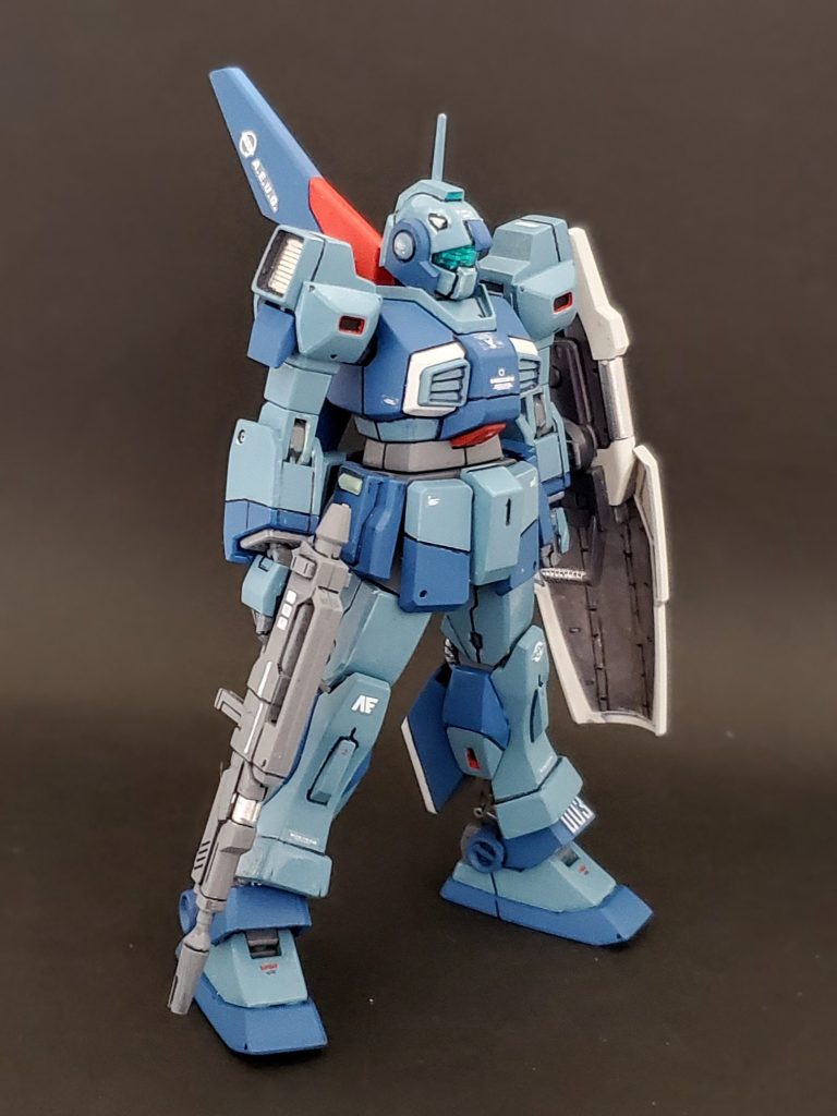 バ○ダイさんが新工場も立ち上げ頑張っているおかげで少しずつガンプラが戻ってきた気がしますが、まだまだ足りていないという感じですね🤭💦そんな中、某リサイクルショップで状態の良い素組みのネモを入手‼️どう仕上げるか考え、以前より脳内でイメージしていたネモのバリエーション機体を制作いたしました😊🎶それが今回のネモ・シュタルクになります✊✨カラーリングは元々ジムスナイパーIIの系譜を感じさせる機体なので、カラーもスナイパーIIに寄せて塗装してみました🎵いつも通り筆塗り全塗装となります🖌️✨そして上位バリエーション機として様々な改修を施しました🙌