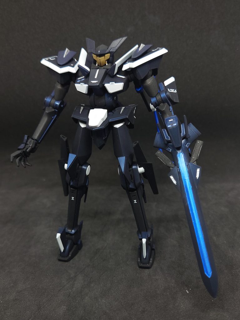 正面からの写真トライデントストライカーのセンター部分はメタリックブルーを筆塗りしてます。各所にシルバーで筆塗りして情報量の増加を行いました。メインカラーにしたプリズムブルーブラックの発色が相変わらず良い✨