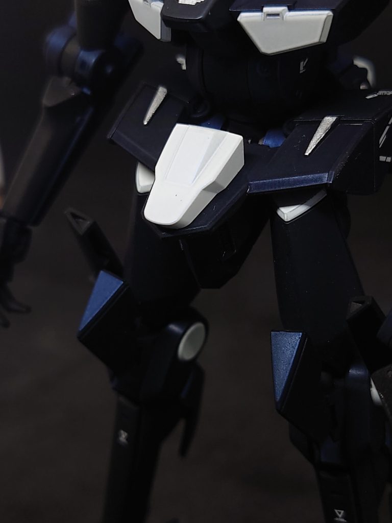 視えるかなぁ〜(gundam-kao1)お試しとしてホワイトの上にサファイアブルーを塗装してます。見る角度によってはキラッと青く煌めきます✨