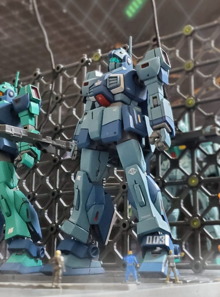 宇宙世紀0087年8月、地球で開催された連邦議会にて地球連邦軍の全権をティターンズに委ねる法案が可決。そして連邦議会に赴いたブレックス准将が、ティターンズ特務部隊『スターズ★』第一師団の手により葬られる…。刻々と変化する情勢の中、反撃の糸口を見出だそうとするエゥーゴは戦力増強のために第6艦隊を新設。増産されたネモ部隊を搭載MSとし出港を間近に控えていたが、経験豊富なパイロットが不足するエゥーゴは戦力補強のためルオ・ウーミンが裏社会で経営する傭兵斡旋組織『ゾルトナ』に傭兵数名を依頼。その中に傭兵実績ランクの高い女性パイロット『メイベル・レナ』の姿もあった。臨時の指揮官クラスを示す『特尉』待遇で招かれたメイベル・レナは、黒いノーマルスーツに身を包み配属部隊の準備が進むアナハイム開発工区に足を運ぶ。『おやおや💦下手な仕事は出来ないねぇ…』高待遇に最新鋭機体。それに伴う高額報酬。彼女は自らの愛機となる新型MS『ネモ・シュタルク』を見上げ、今回の依頼主の期待の高さを感じとっていた。