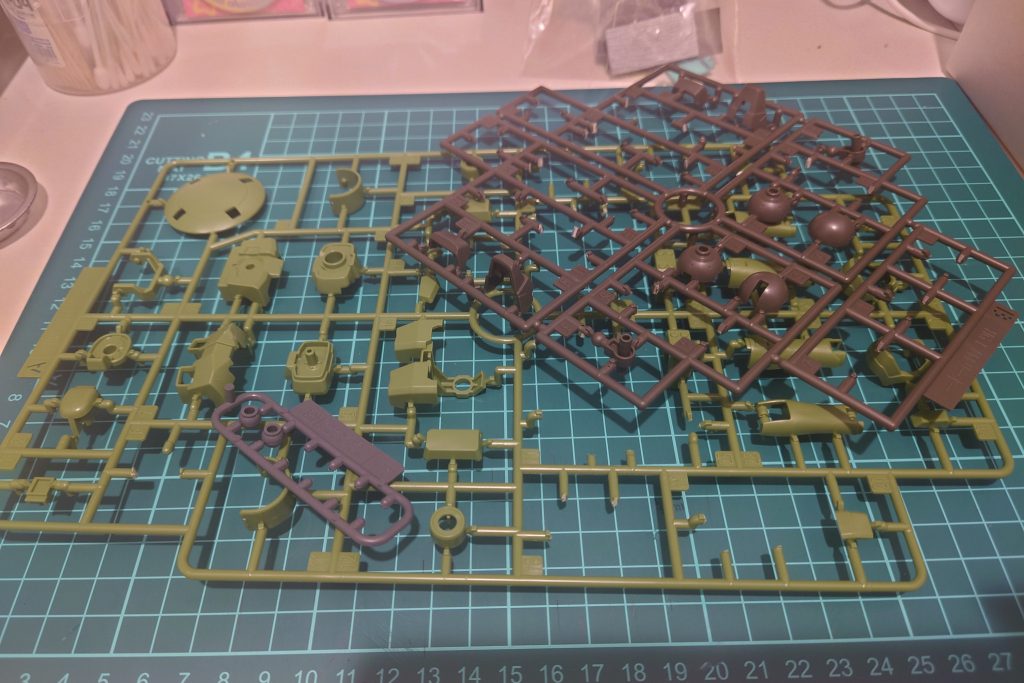 リーオーの派生機だけあって余剰パーツがいっぱいです。リーオーのミキシング考えてる方にはオススメかも😀