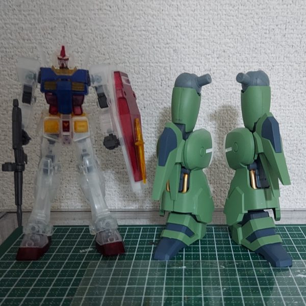 バインダーより先に脚部が完成しました。ふくらはぎの白いラインは本来シールを貼るところですが、水性ホビーカラーのホワイトを塗っています。可動域は画像の通りで、膝は180°近く曲がる昨今のHGに比べると狭い可動域ですが、ファンネルが攻撃の主体であるクシャトリヤは自身が動き回る必要がないからこれでも可なのでしょう。それにしてもデカいので、作りでがあります。同じ1/144のEGガンダムと比肩するくらいの大きさです。（4枚目）