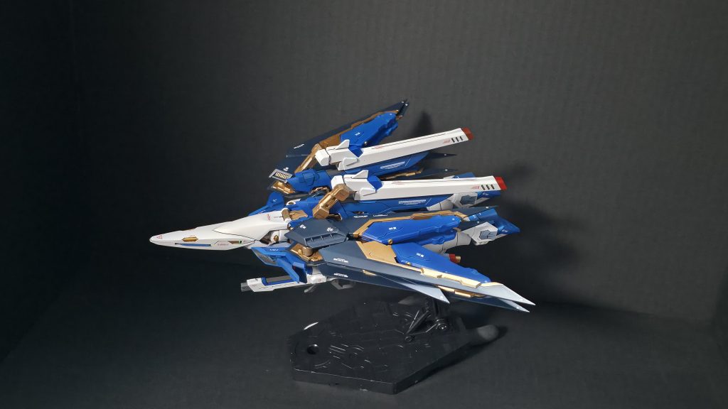 ドッキングした飛行形態です。ビームライフルはネオジム磁石で股間部分に接続できます。シールドは私的にダサかったので、なしにしました(ビームシールドあるしね)😅他にも写真撮ったんですが、容量オーバーで貼れないみたいです。見ていただきありがとうございました!!