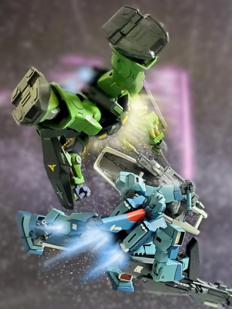 ビームサーベルを抜いたレナは得意とする空間戦闘での近接戦闘に移る。彼女は空間認識力が高く、宇宙空間で上下左右に機体を振り回しても相手の位置を把握出来る。それ故、彼女の攻撃は後方のみならず、頭上や真下からも間髪入れず襲ってくる。そして混戦の中、ハイザックとの一瞬のすれ違い様にビームサーベルを振り抜き、また1機撃墜してみせるレナのネモ・シュタルク。