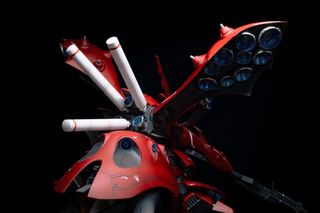 バーニア内部は青色を選択。赤い機体にアクセントカラーとなってオシャレな感じですね。