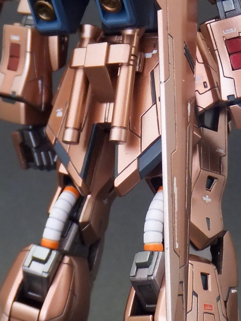 腰の装甲のスジボリもお気に入りポイント。パネルごとの意味とかは特にないのですが、デザインで自分が気に入っているラインになっているので楽しいスジボリ作業でした。