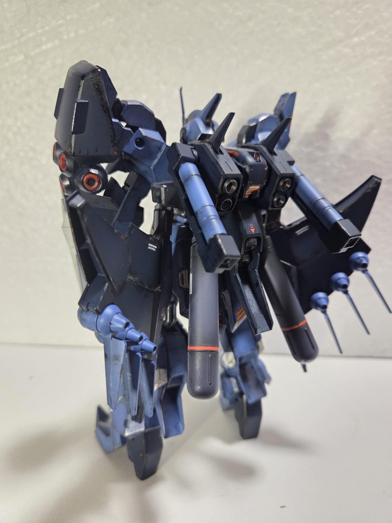 今回は戦闘状態をイメージしてつや消し＋ウェザリングで仕上げてみました。結構いい塩梅で汚せたと思います。分かりにくいかもしれませんが、本体はライトブルーに濃いブルーでグラデーションをかけてます。デカールは余ってたRGユニコーンのものとジオン軍MS③を使用しました。しかし、所属がジオンではなくネオ・ジオンだというのがつや消しを吹いた後にわかりました。ちゃんと調べないとダメですね…以下ポージングです。