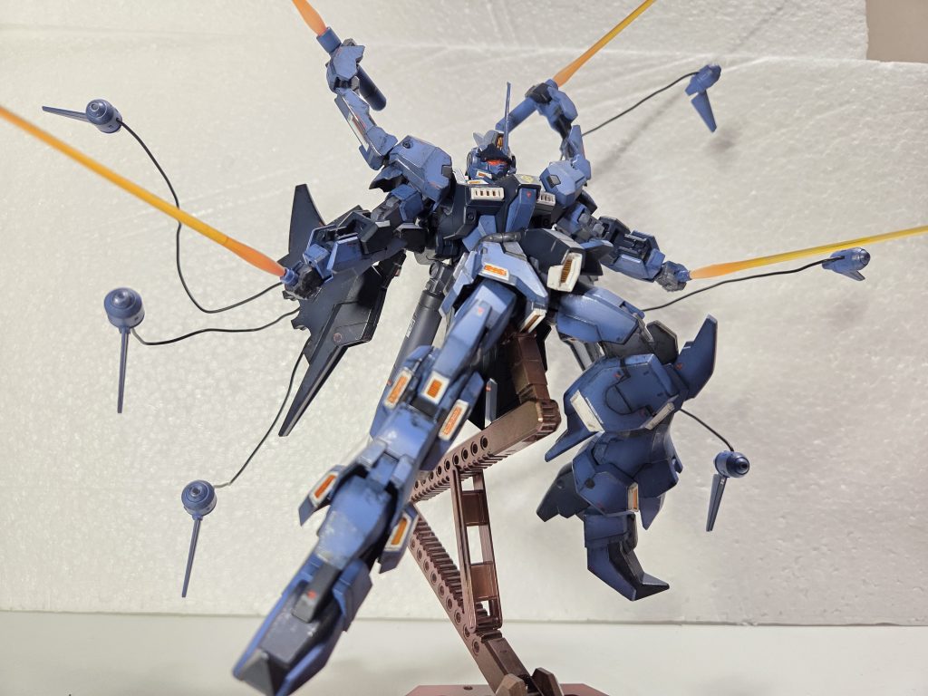 だいぶかっこよく撮れたと思います。思ってた以上にかっこよくできたので沢山ポーズを取らせてみました。汚してると塗装ハゲが気にならないのがいいですね。シールが多いことを除けば凄くいいキットでした。可動域も申し分ないですし素組みでもかっこよかったです。最後までご覧いただきありがとうございました。次回も見ていただけたら幸いです。