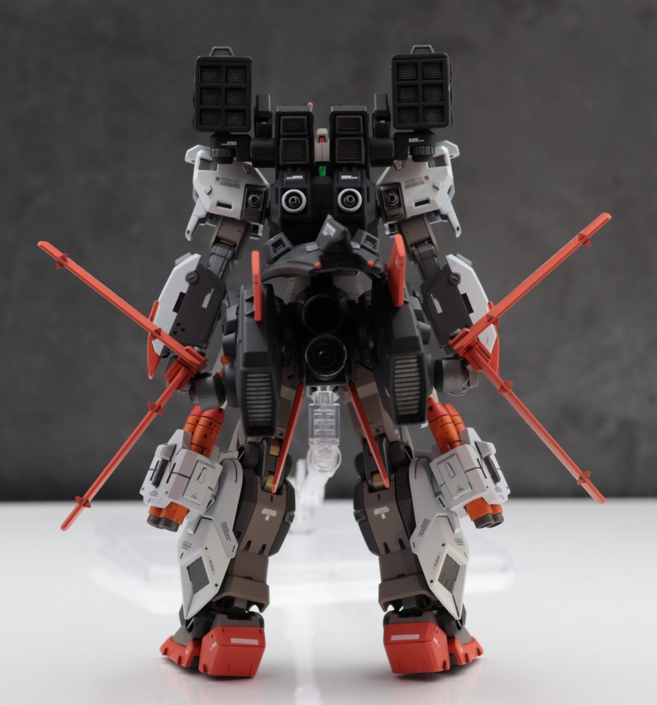 陸上での高速移動といえばホバー走行。そこで腰部に大型のホバーユニットを追加。さらにZZを意識した試作型ハイメガキャノンや試作型ダブルビームライフル。ウィングバインダーなどに加えミサイルなども追加しました。カラーリングはFAZZを暖色系にしてみましたが、ちょっと違いましたね。でもこれはこれでOK。
