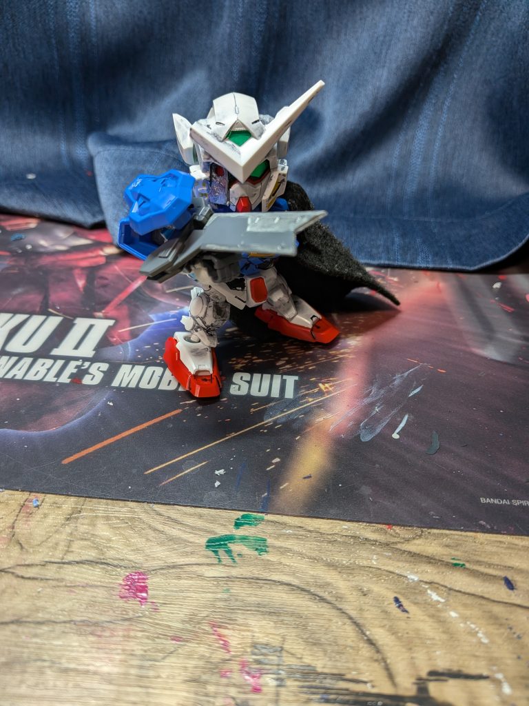 特徴なGNソードも作りました。一番むずかったのは頭部です。ランナータグに3ミリの穴を空け、その裏に赤いランナータグを貼っつけてメッキシルバーで塗りました。