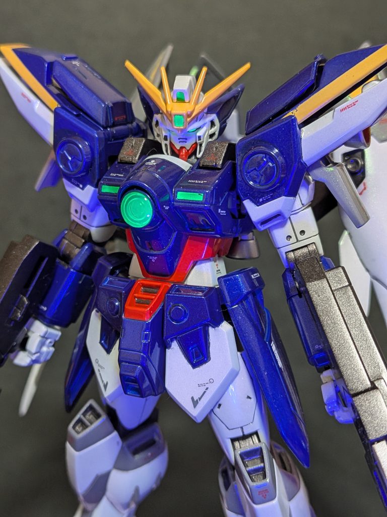 外装の白、赤、青、黃は全てクレオスさんのリンクルプラネットカラー、各センサーは蛍光グリーンで