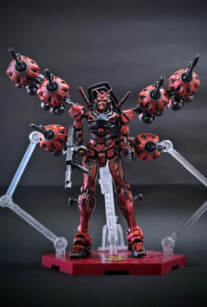 ディスプレイ台はガンダムベース限定のシャアカラーのものを使用しています。映画で観た時から作りたいと思っていたガンダムだったので、ビットを6機着けられて満足でした！！(zaku-kao6)