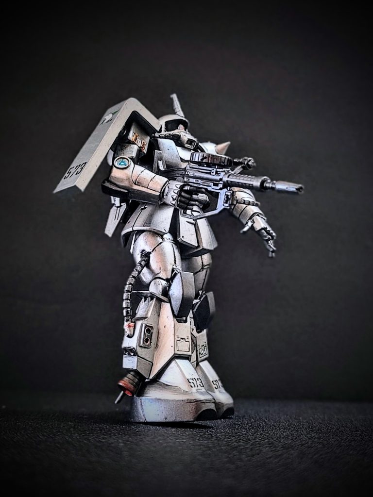 旧キットのボックスアートの雰囲気で。子供の頃に憧れたザクⅡシンマツナガ大尉機のイメージにかなり近づけられたかなと思っております！！息子からは「なんか旧キットみたいだな」とのコメントをもらいました(zaku-kao2)&nbsp;