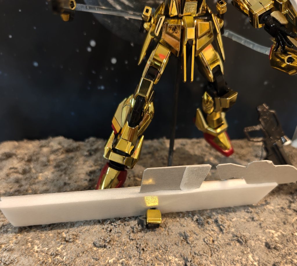 試写会の看板のようなものは、箱から切り出したものを100円ショップに売っていた貼れるボードを使用。余ったハンドパーツを支えに使っていますwビームライフル(ヒャクライ)も針金で少し浮かしてます。 最後まで読んでいただきありがとうございます。プラモ楽しい。