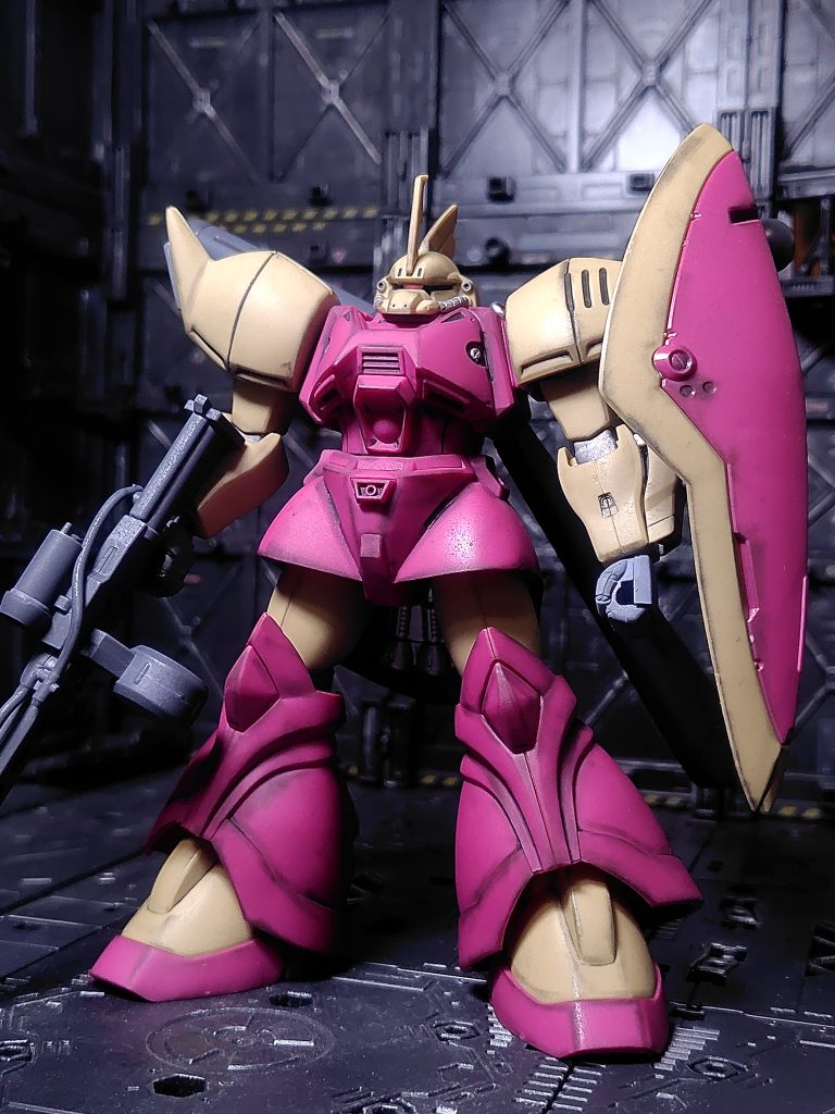 肘と膝をガンメタル、ライフル、プロペラントタンクをファントムグレー、ハンドパーツをジオングレー、各バーニアとアンテナをアルミシルバーとリアルタッチマーカーのレッドで塗装。その他細かいところをあちこちマーカー塗装。