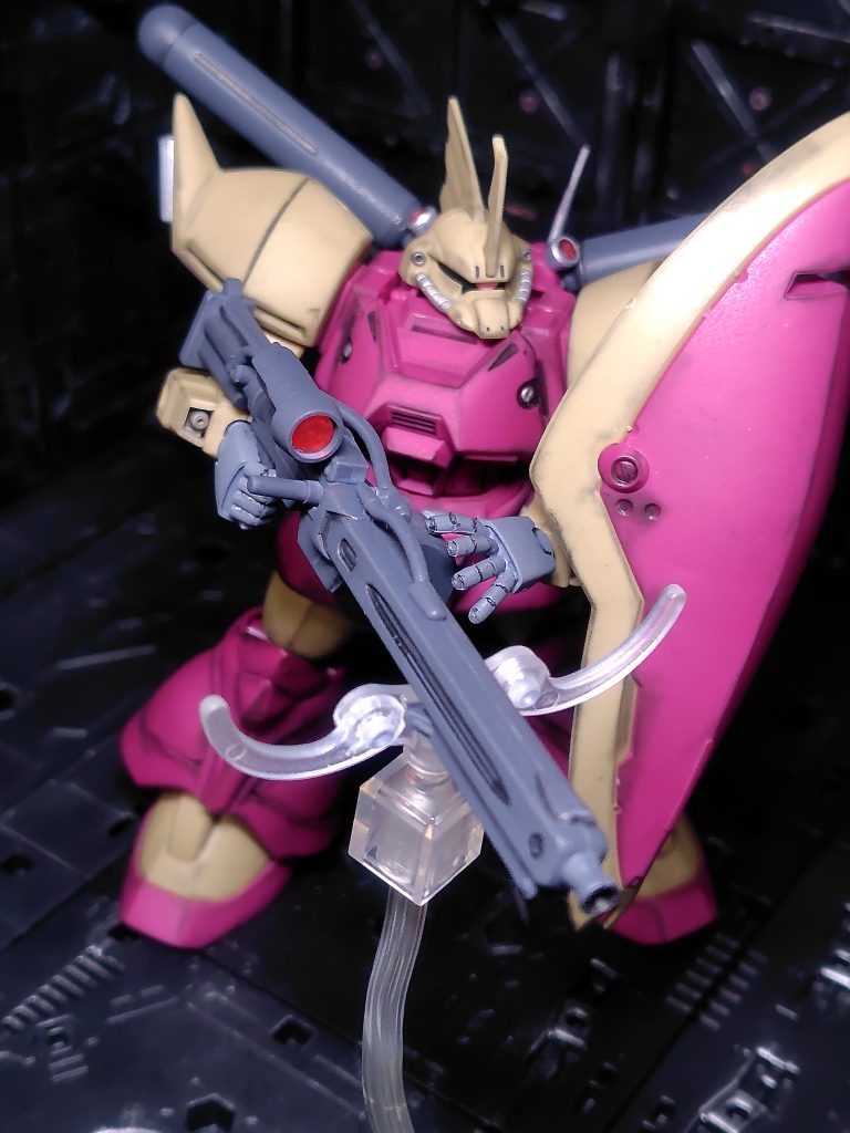 なにぶん古いキットであちこち関節が弱くライフルの重さに肘が耐えられないのでスタンドで支えてます(gundam-kao5)スコープはHアイズ+ラピーテープ。