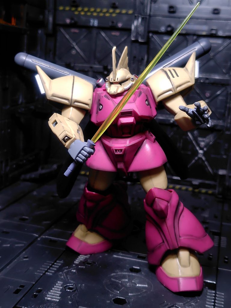 精一杯のアクションポーズ！フロントアーマーが動かないので旧キットみたいな可動しかできません(zaku-kao9)