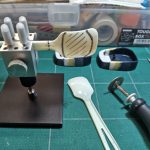 柄の付け根と先っちょを使う事にした。カットしたパーツをパテで盛り付け。固まったら[…]