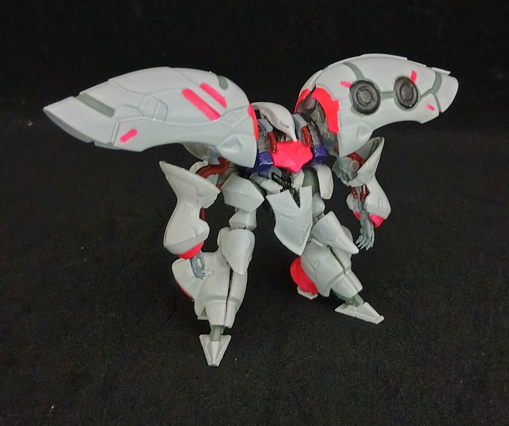 制作にあたって１つルールを決める。　　　改造は最低限にするこれは　　　ＳＤネオ・ジオングがほぼほぼＳＤとちゃうｗというのを面白くアピールするため。そこで改造は２つに絞りました。その第一がウエストの延長。それも簡単で面白く。とは言え、まずは切り離し。これは自作したスジ彫りタガネ（デザインナイフを金属ヤスリで加工）でコリコリ。そして