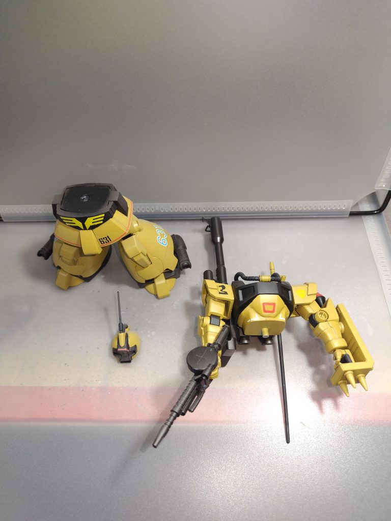 上部、下部は切離し可能、頭部、シールドはマグネットで保持しています。頭部はクリアレンズでモノアイは可動します。&nbsp;