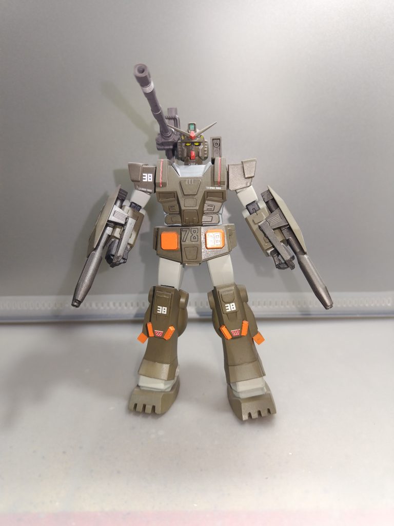胴体はほぼ旧キットの切り出しだけで、下半身はHGの脚部に切り貼りして固定しています。頭部と腕部基礎はHGです。キャノンは陸戦型の180mを使用して、腕部キャノンはジャンクから流用しダブルキャノンにしてみました。