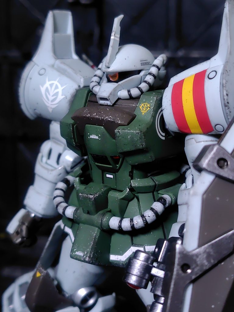 汚しはエナメルシルバーとブラックでスポンジチッピングし、ウェザリングマスターのススをエッジ中心にこすりつけてます。モノアイはレール部三角のひさし？部分を少し削ってHアイズ＋ラピーテープを貼り付け。