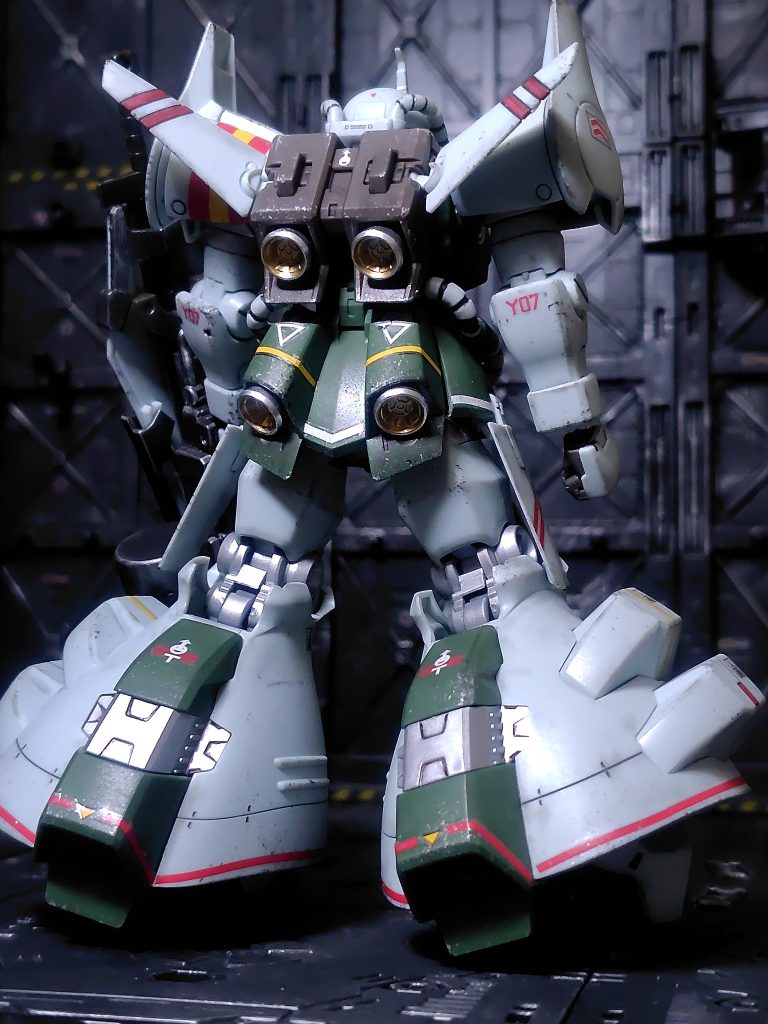 スラスターはシャインシルバーとゴールド。背中のウイングのラインは本来デカールなんですが、どうしてもうまく貼れずあきらめてマーカーで塗りました(zaku-kao4)このキットのラインデカールは全体的にシンデレラフィットしてくれないので難しかったです。