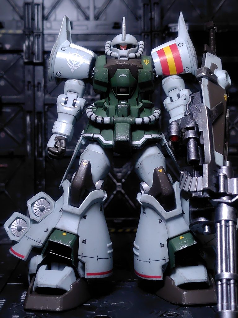 ライン系のデカールを貼るのがとにかく大変でした(zaku-kao9)一部千切れてダメになっちゃいました。武器をガンメタル、シルバー部分をアルミシルバーでスプレー塗装。