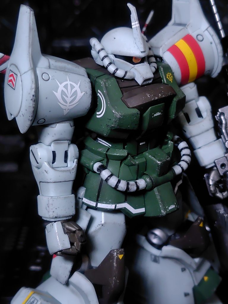 肩アーマーの合わせ目をうまく消せなかったのでデカールでごまかし(zaku-kao4)しかし他に目立つ合わせ目の無い良いキットです。