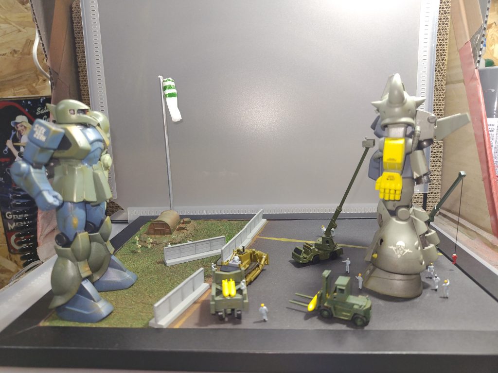 全体2給弾用マガジンと5連マシンガン、180mmロケット弾が黄色いのは実弾等でなく、飛行試験用のウェイトとしてダミーという設定にしてあります。