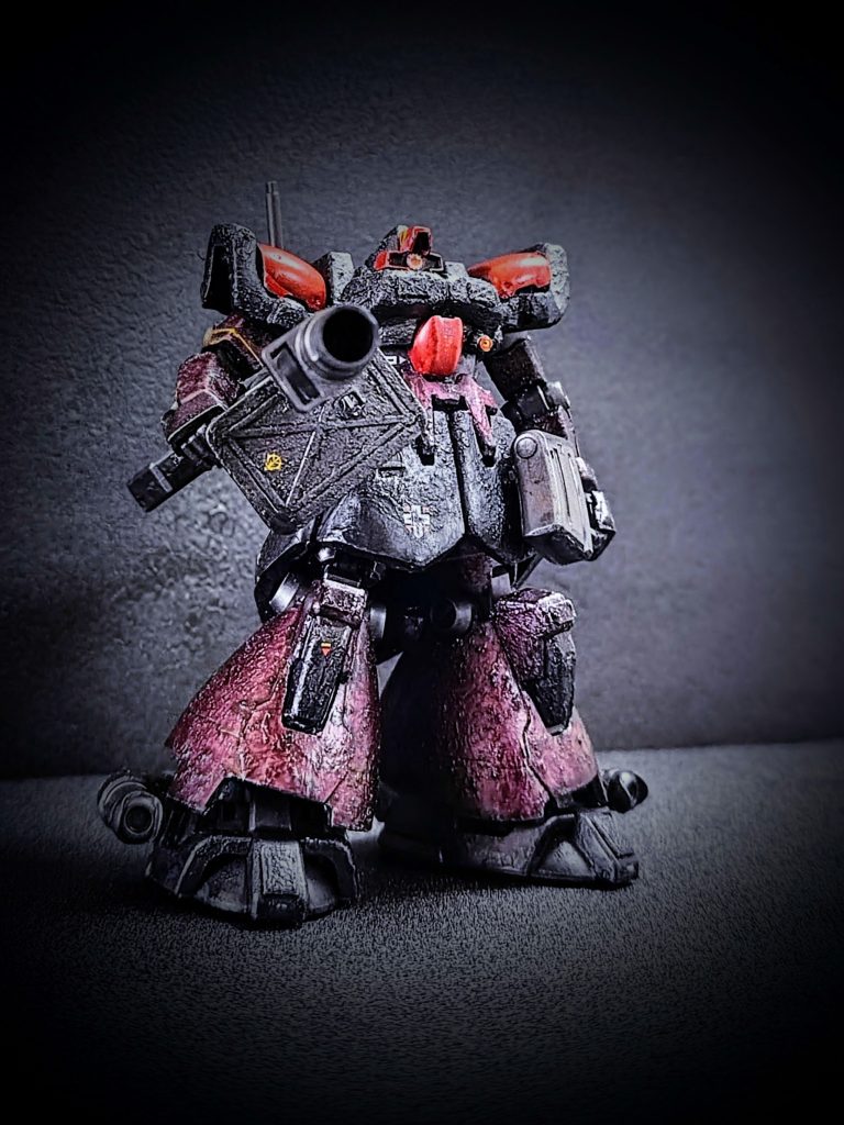 前面カット。製作はプラ板とエポパテでより重々しいシルエットになるようにしつつ、ビルダーズパーツを使用してディテールを追加。表面も重量感を強調すべく溶きパテを施しています（メリハリつけるために、赤、間接や武装類はつるつるのままのパーツもあり）。それにシタデルカラーの筆塗りで全塗装し、全体的に重そうを強調しました。&nbsp;